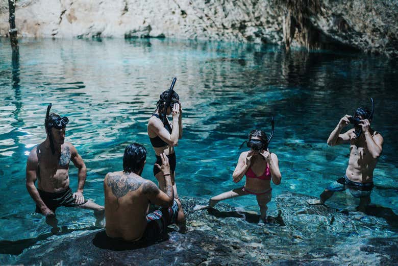 Un grupo a punto de realizar snorkel en el cenote