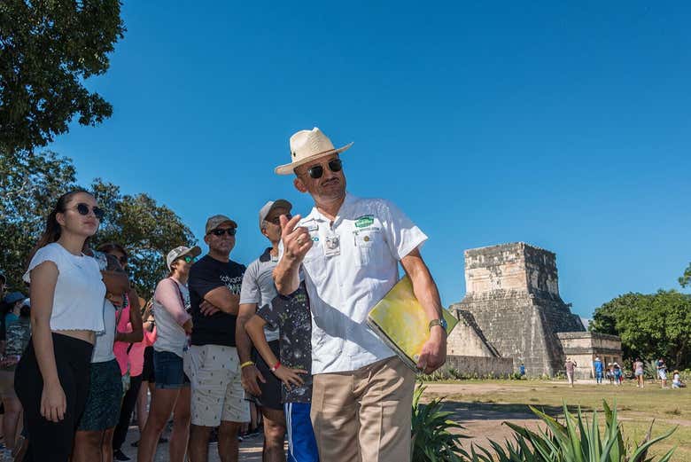 Atendiendo a las explicaciones del guía en Chichen Itzá