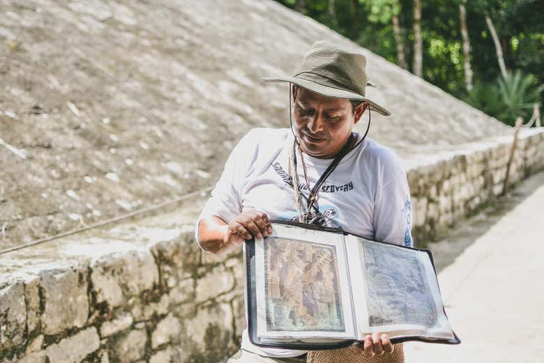 Un guía explicando toda la historia de la cultura maya