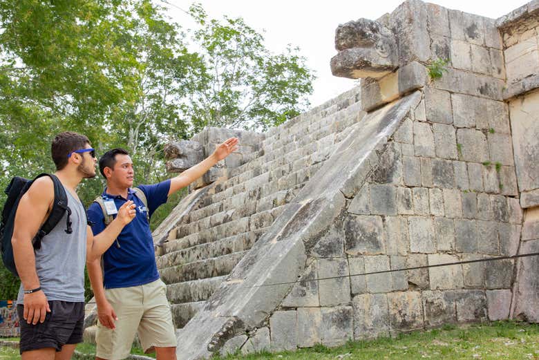 Un guía explicando toda la historia de la cultura maya