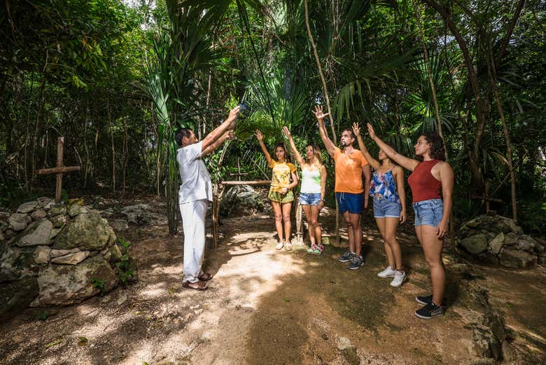 Atendiendo a las explicaciones del guía