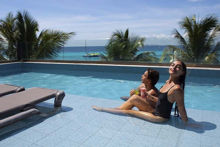 Tomando una bebida en la piscina