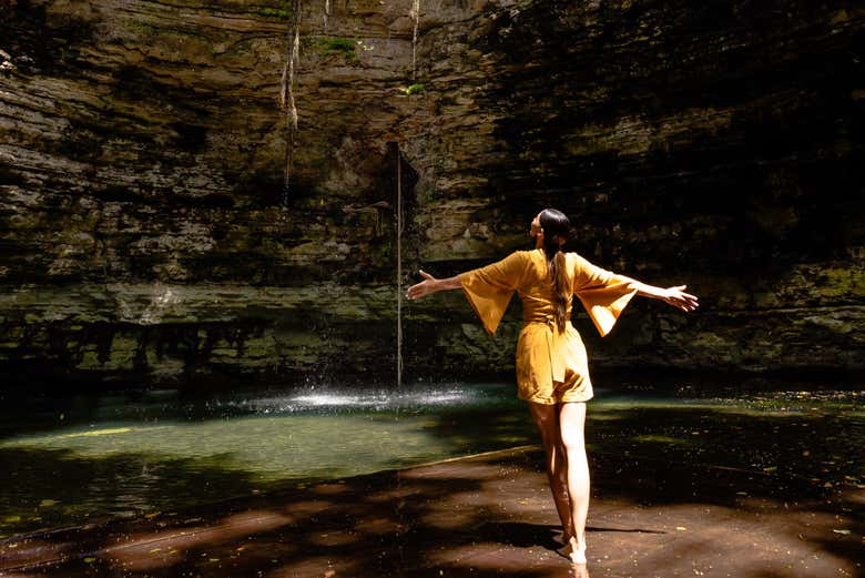 Una joven en el interior del cenote maya