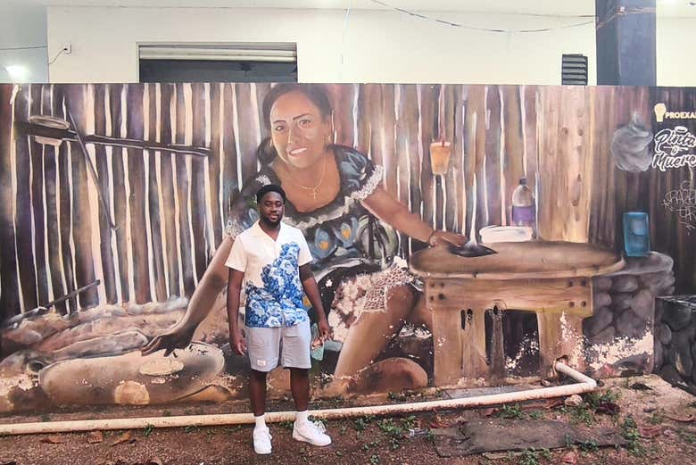 Em frente a um mural