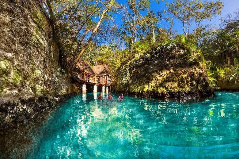 Nadando com as amigas no parque Xcaret