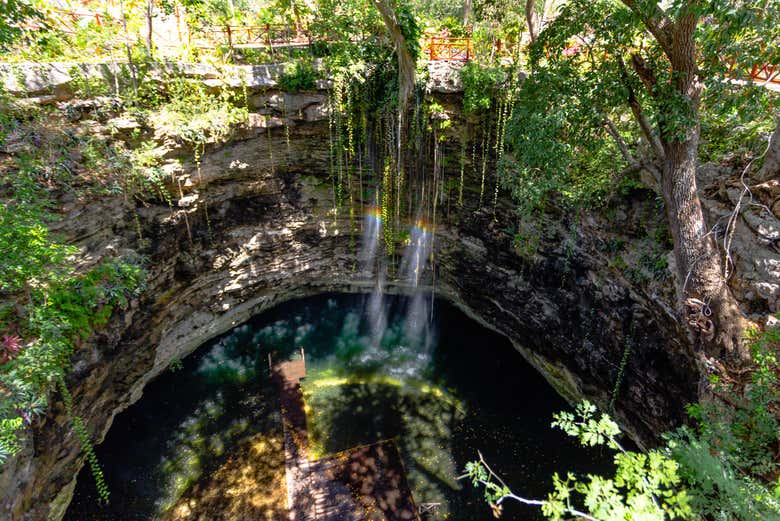 Panorámica del cenote maya