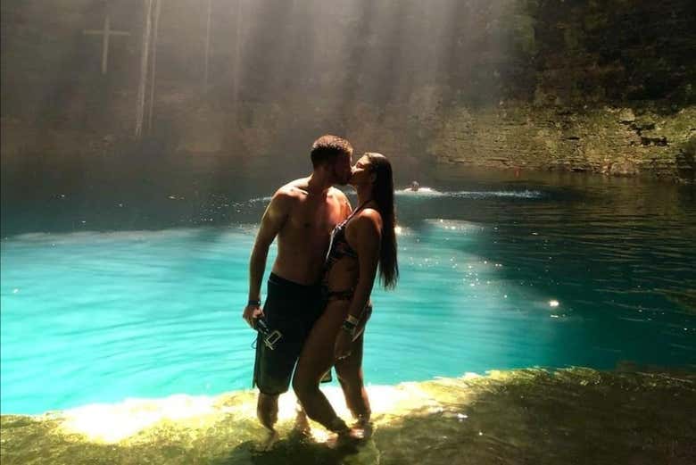 Una pareja en el cenote Hubiku