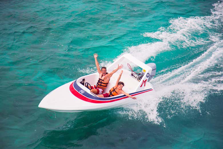 Top speeds over the waves of the Mexican Caribbean