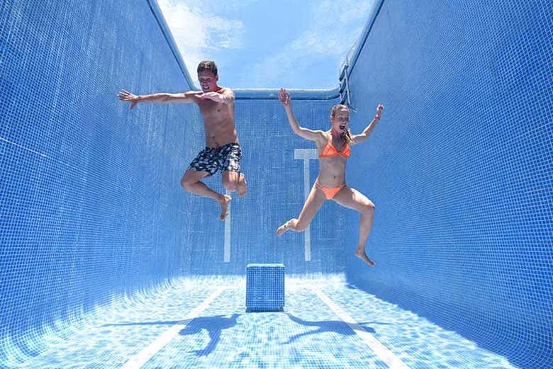Desfrutando de um banho refrescante     