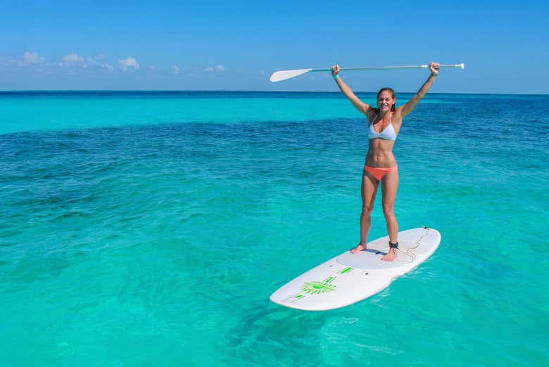 Paddle surf en aguas cristalinas