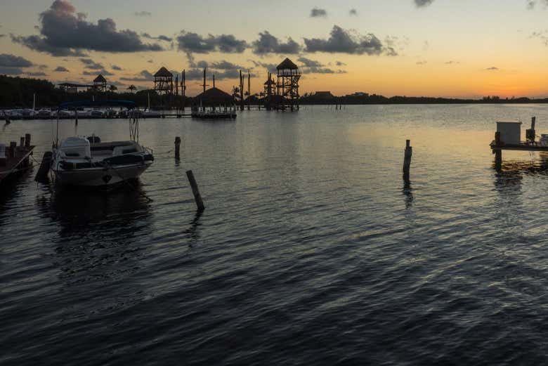 Pôr do sol sobre a lagoa Nichupté