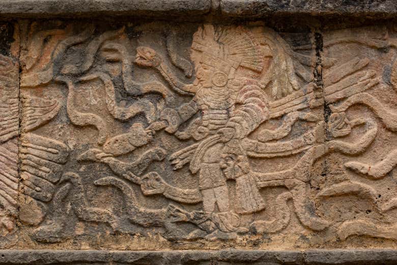 Relieve esculpido en piedra en Chichén Itzá