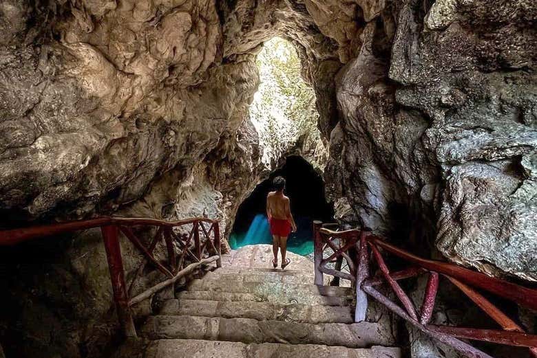 Entrando em um dos cenotes