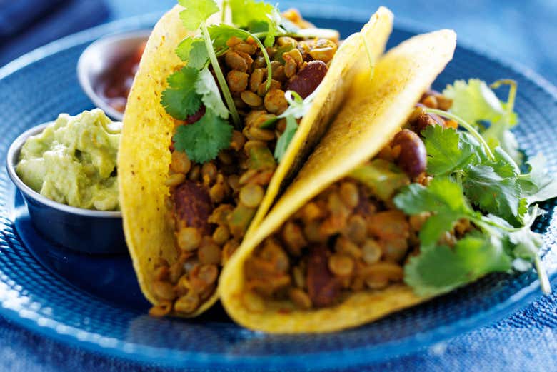 Degustando un taco vegano de lentejas