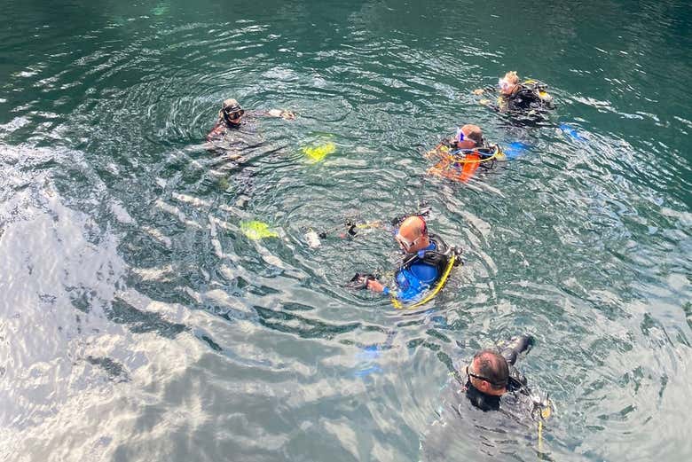Realizando snorkel en el cenote