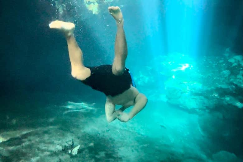 Un refrescante chapuzón en un cenote de aguas cristalinas