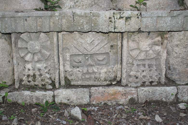 Destalhes esculpidos na pedra