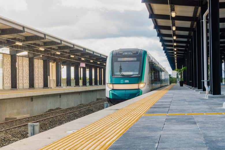 Tren Maya llegando a la estación de Cancún