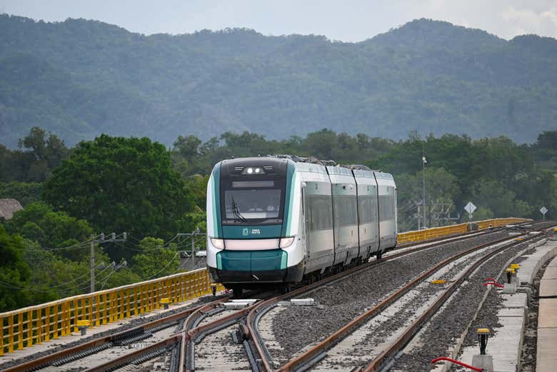 Tren Maya circulando por el Yucatán