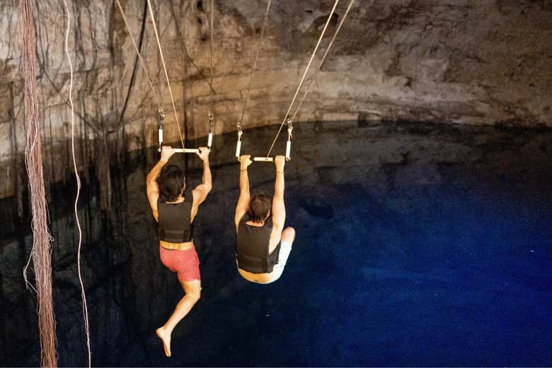Faites de la tyrolienne au-dessus du cénote