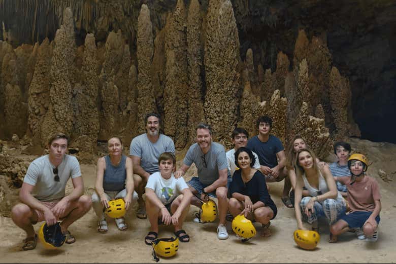 El grupo descubriendo la gruta