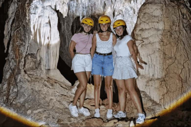 Tres amigas en una gruta