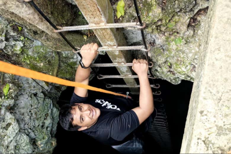 Bajando por una escalera al cenote