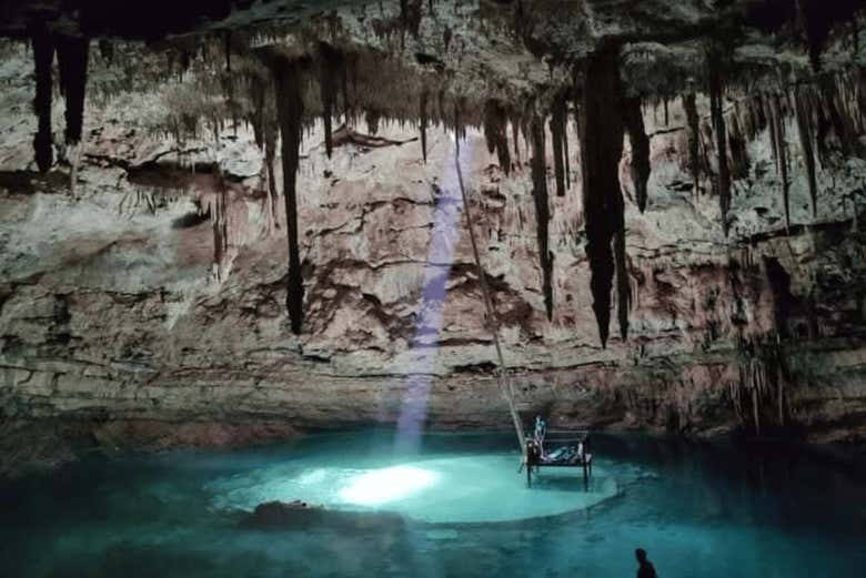 El cenote iluminado por un rayo de luz