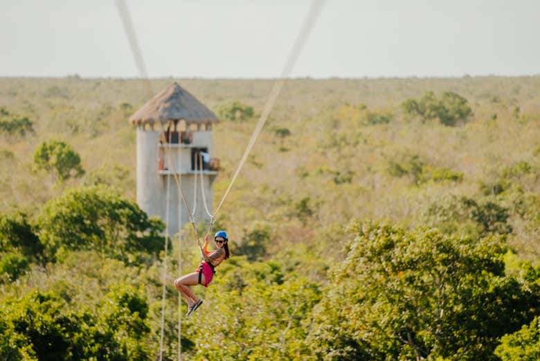 Pulando de uma tirolesa de Casa Tortuga