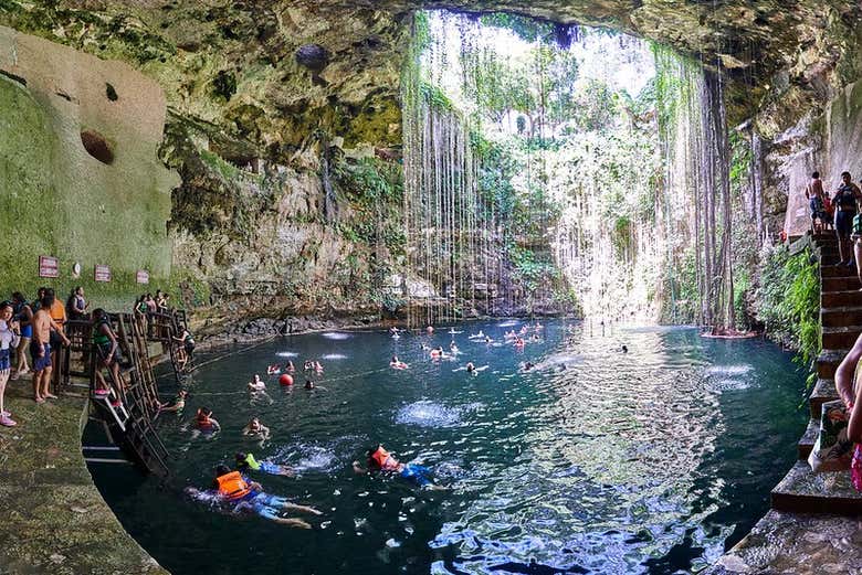 Baignade dans le cénote