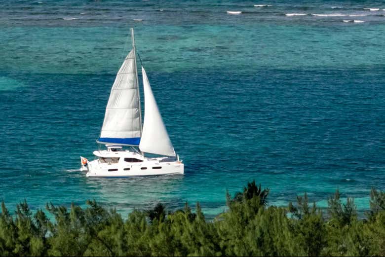 Catamarán navegando por la costa de Puerto Morelos
