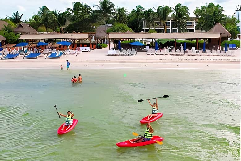 Divertindo-se nos caiaques do clube de praia