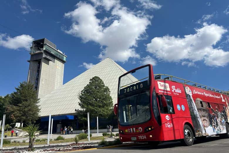 El autobús junto al Planetario de Puebla