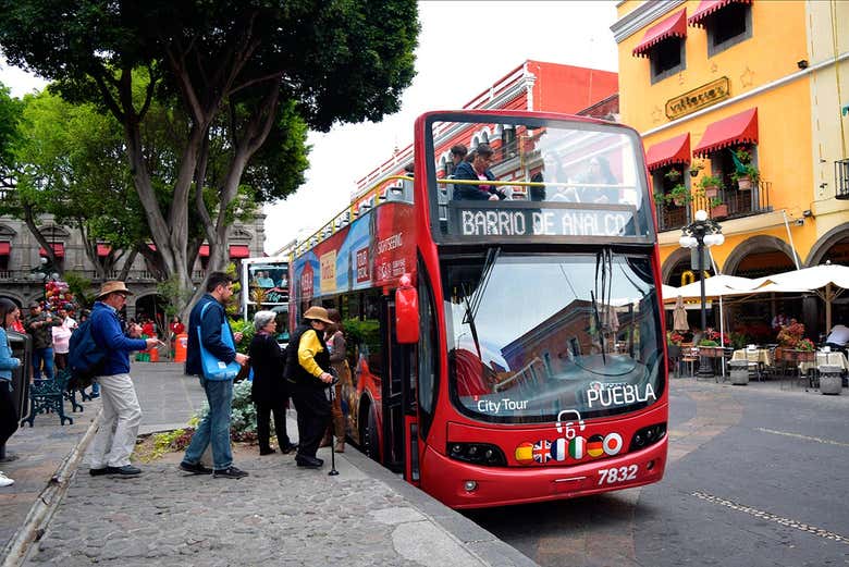 Subiendo al autobús turístico de Puebla