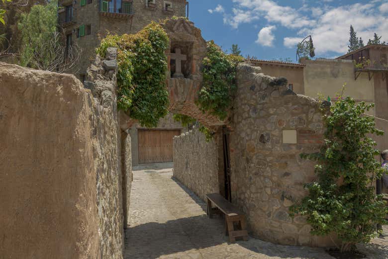 Explore the charming villa of Val'Quirico