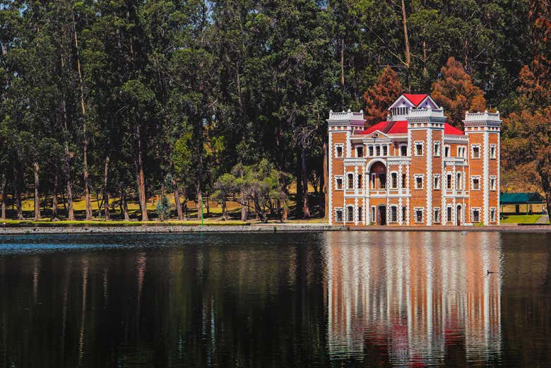 Admirando o reflexo do castelo no lago