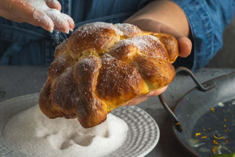 Elaborando pan de muerto