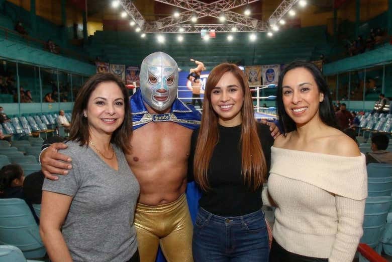 Take a souvenir photo with a professional luchador