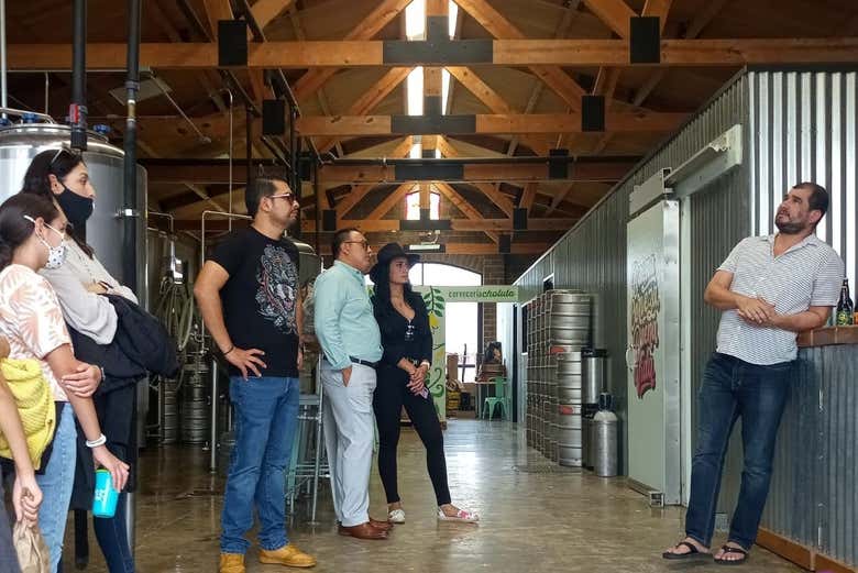 Escuchando las explicaciones del guía