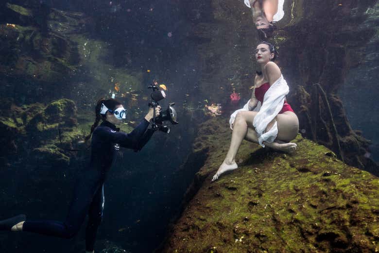 Bajo las aguas de un cenote en Playa del Carmen