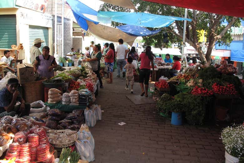 Recorriendo los puestos del mercado