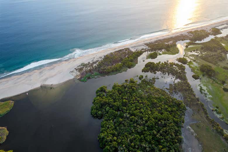 Vue aérienne sur la plage de Puerto Suelo