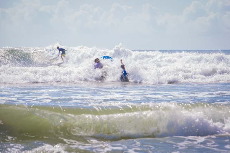 Practicando surf en la playa Carrizalillo