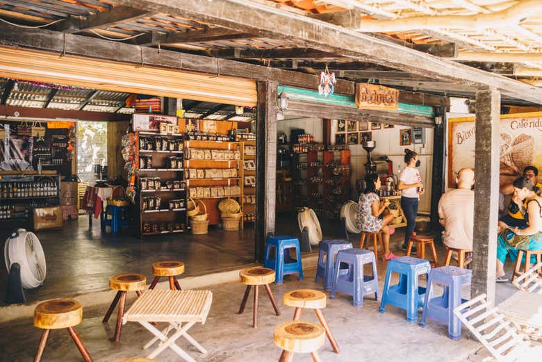 Visitando una de las tiendas de Mazunte