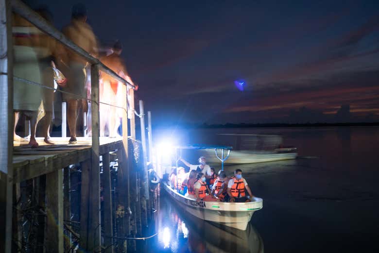 Barco en la laguna Manialtepec