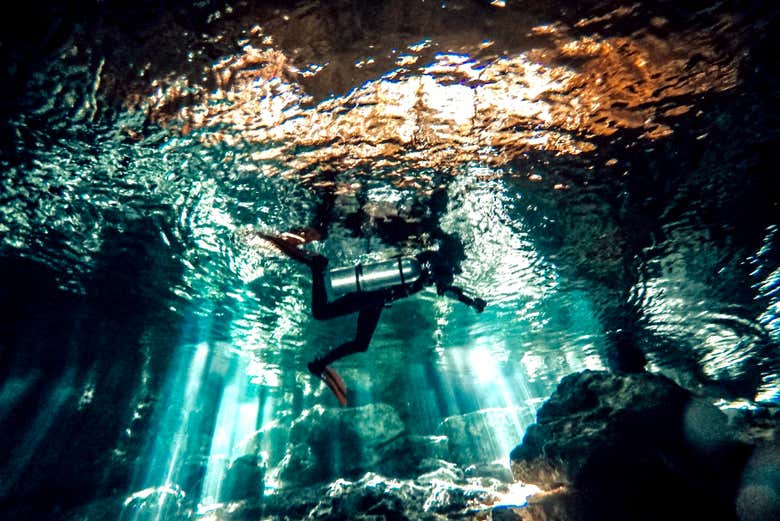 Buceando en un cenote del Yucatán