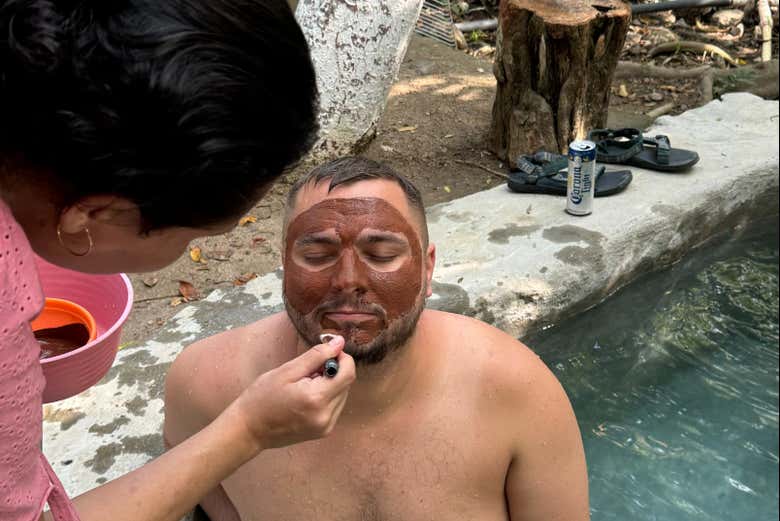 Recibiendo la mascarilla de arcilla