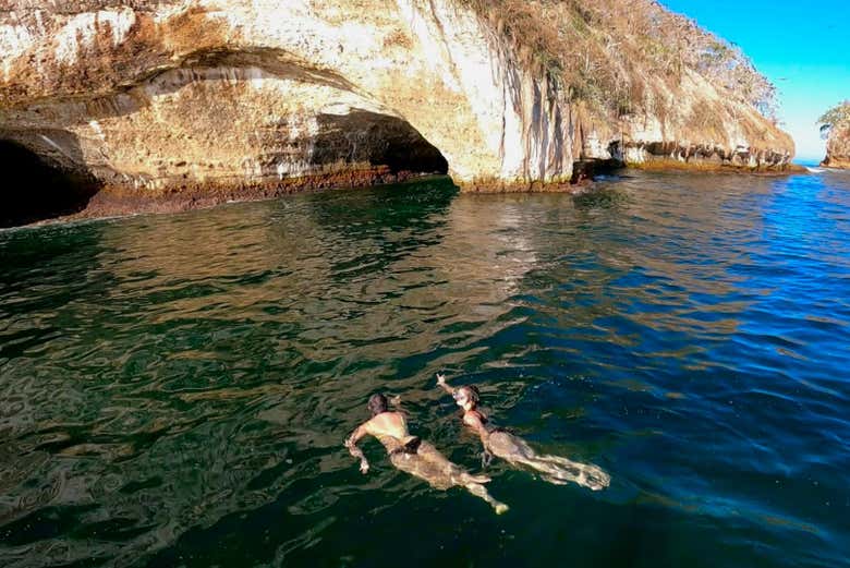 Deux amis faisant du snorkeling à Los Arcos de Mismaloya