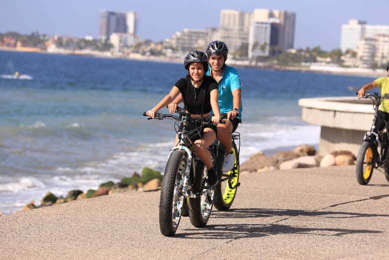 Recorriendo en bici el Malecón de Puerto Vallarta