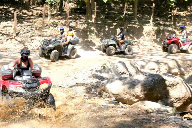 Quadriciclos pelos caminhos áridos